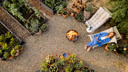 Ogród małoobsługowy: jak zaplanować rośliny i nawierzchnie, żeby nie żyć z kosiarką