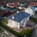 Dom parterowy czy piętrowy? Porównanie kosztów, wygody i przestrzeni