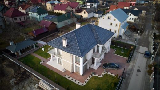 Dom parterowy czy piętrowy? Porównanie kosztów, wygody i przestrzeni